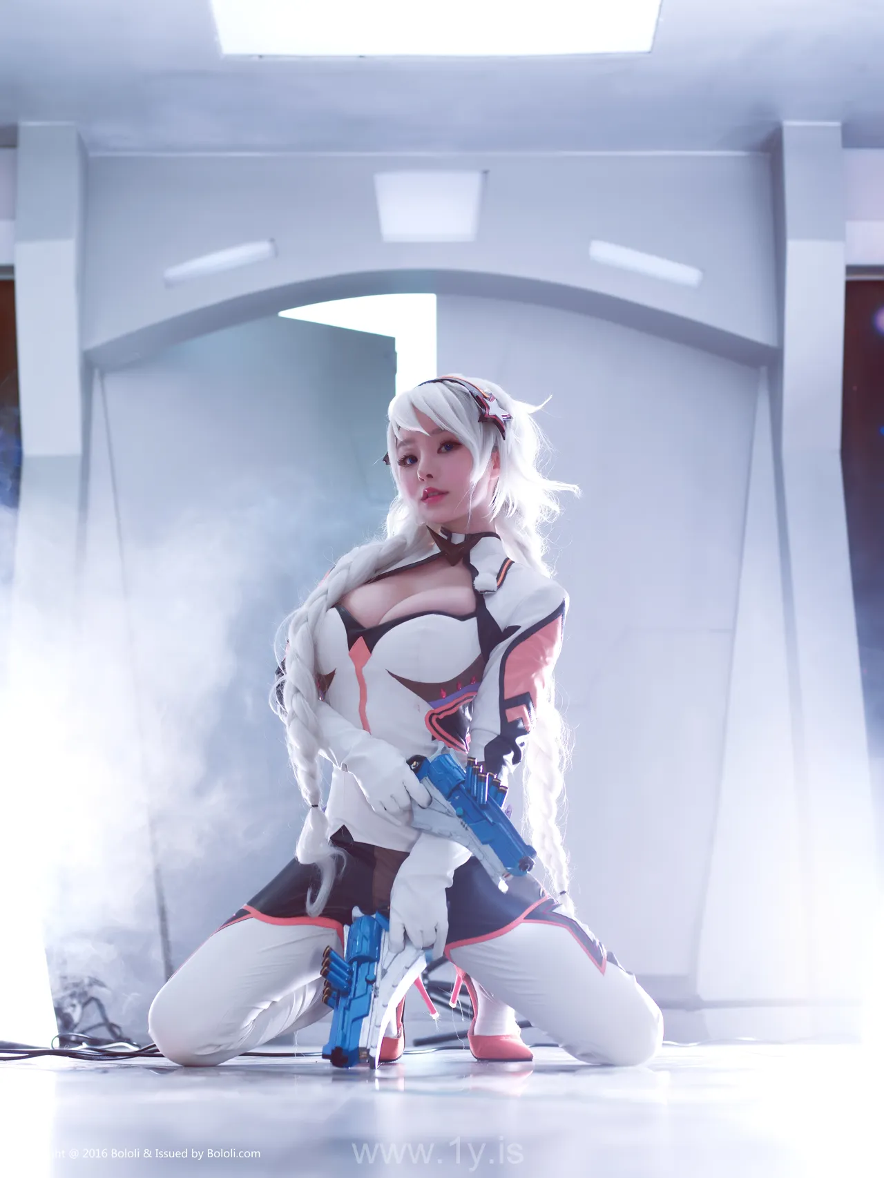 Bololi(菠萝社) Vol.111柳侑绮 Knockout & Slim Asian Cougar 柳侑绮