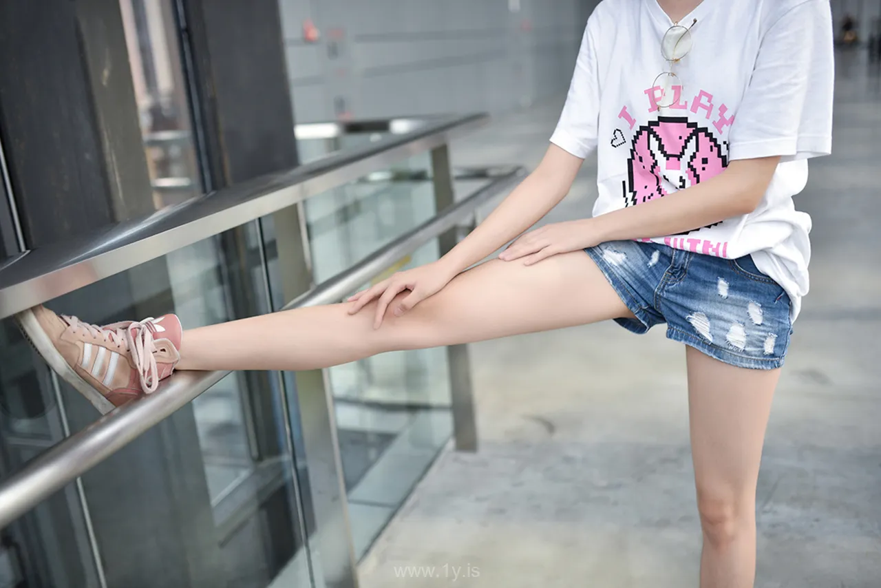 风之领域 NO.100眼镜妹妹超短牛仔美腿