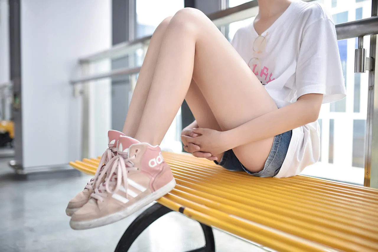 风之领域 NO.100眼镜妹妹超短牛仔美腿