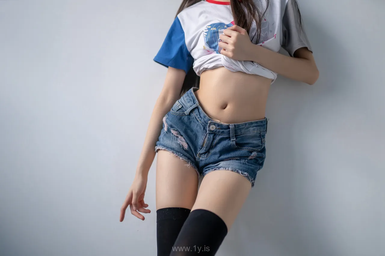 风之领域 NO.113黑丝牛仔短裤小蛮腰