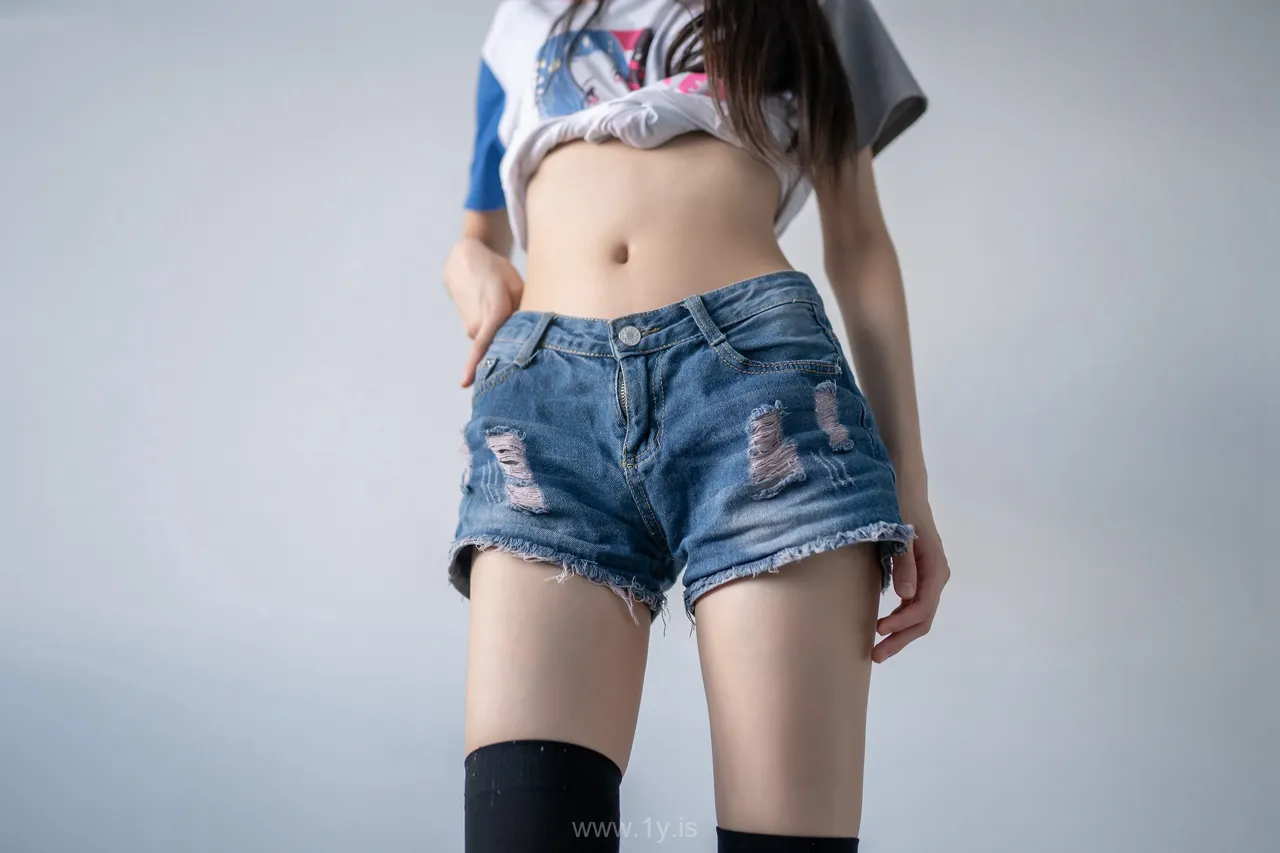 风之领域 NO.113黑丝牛仔短裤小蛮腰