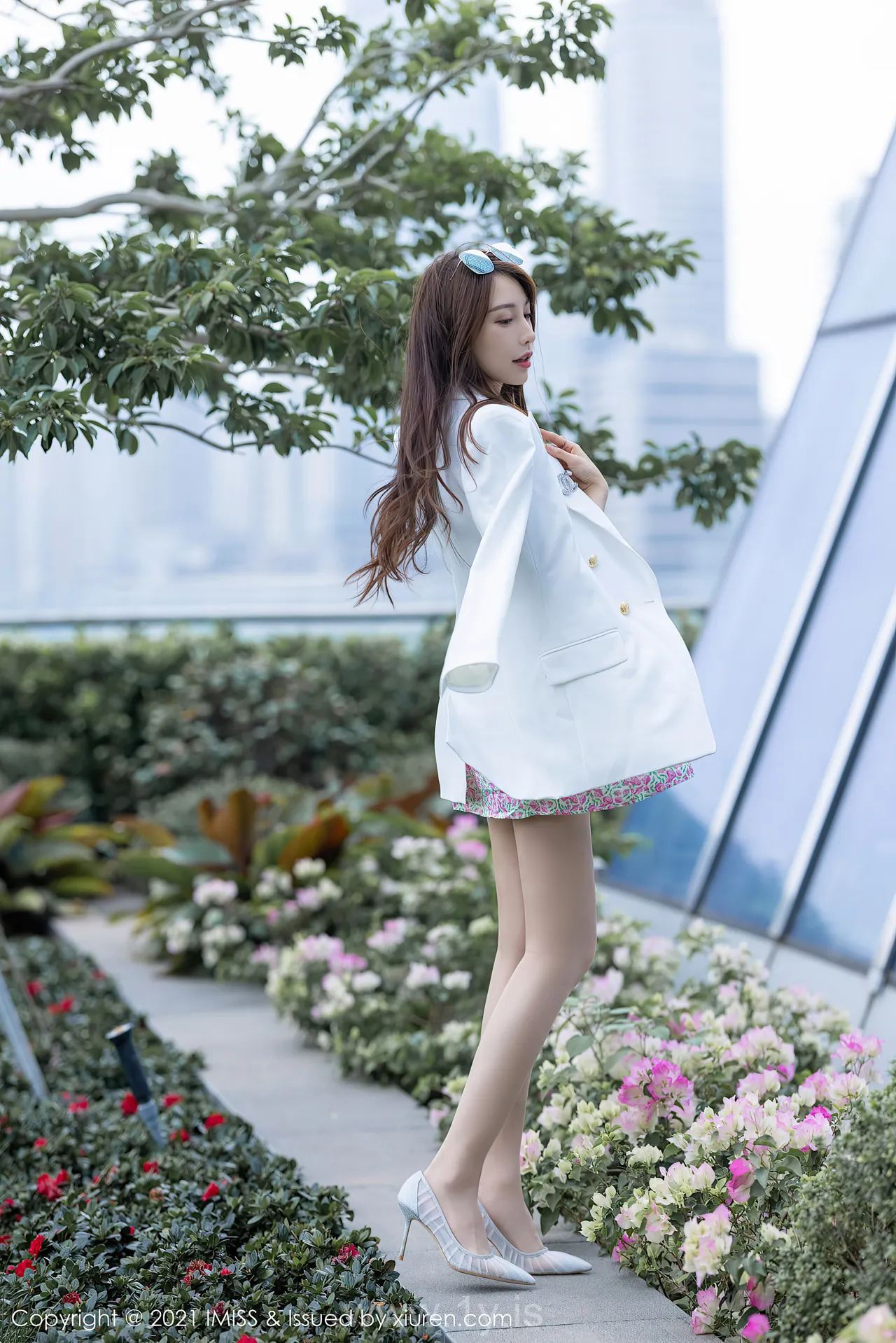 IMISS  NO.597 Cute & Appealing Chinese Cougar Lynn刘奕宁