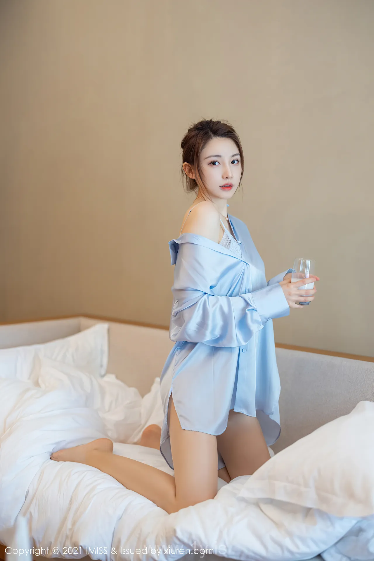 IMISS  NO.597 Cute & Appealing Chinese Cougar Lynn刘奕宁