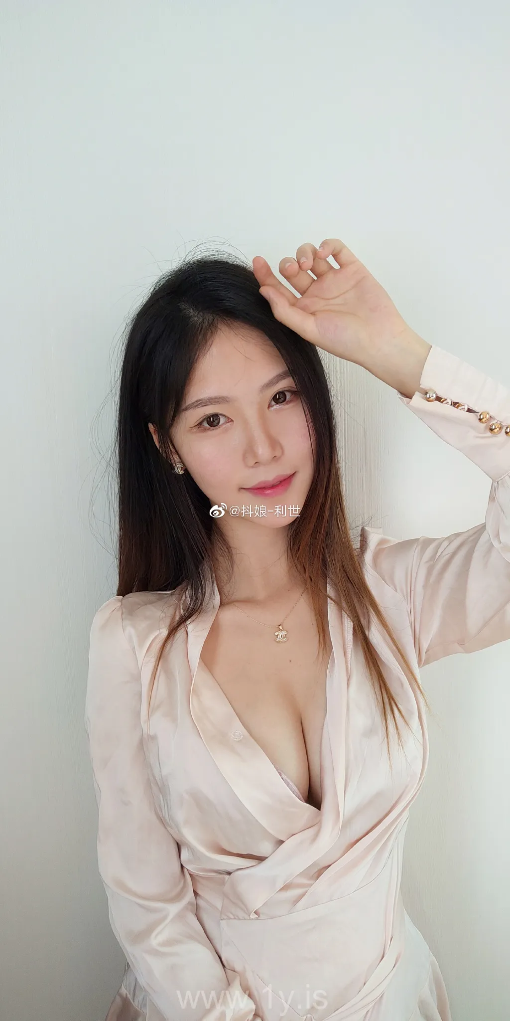 Lishi（抖娘利世） VOL.25 Nice-looking & Stunning Chinese Hottie 微博配图