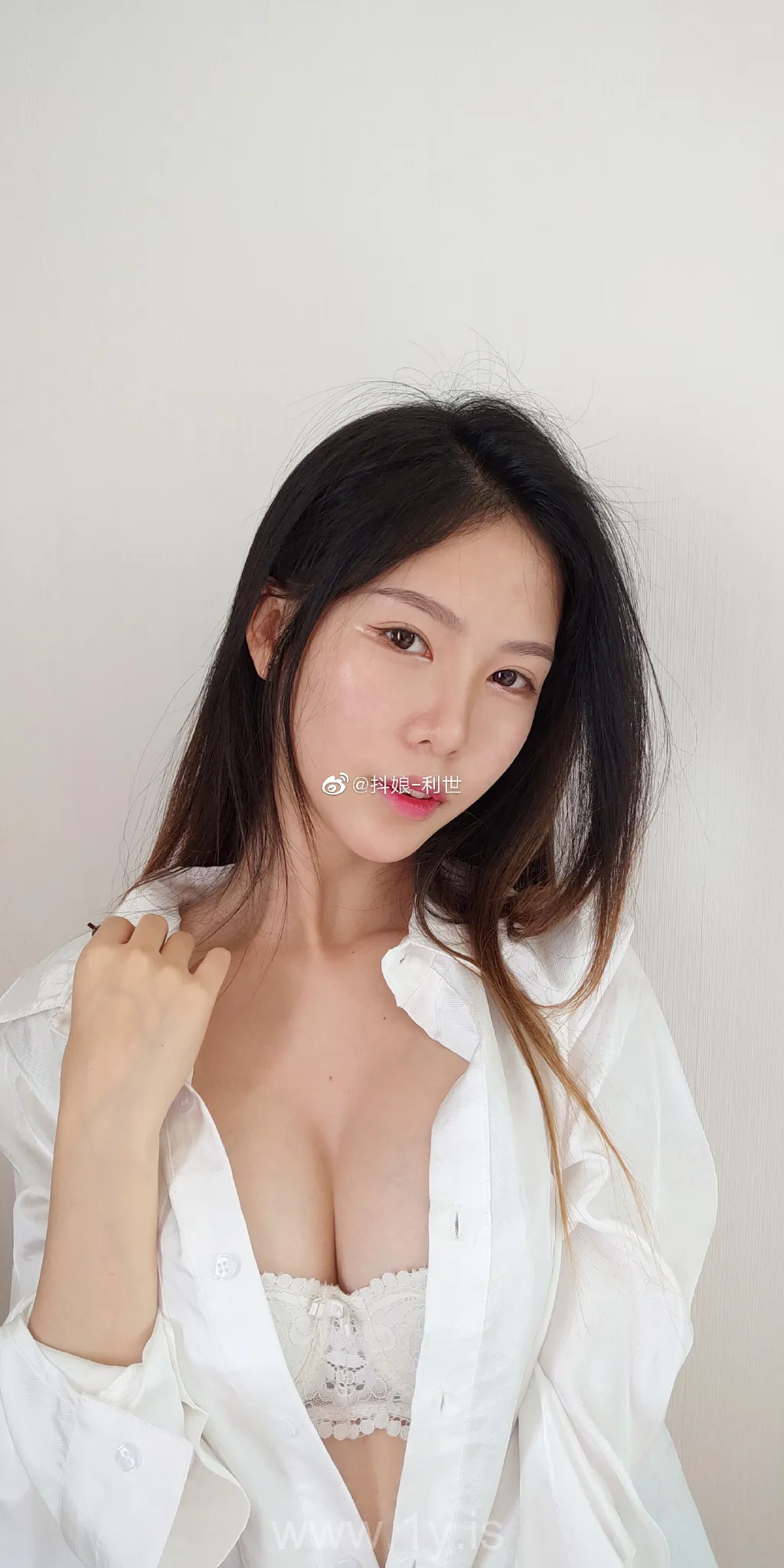 Lishi（抖娘利世） VOL.25 Nice-looking & Stunning Chinese Hottie 微博配图