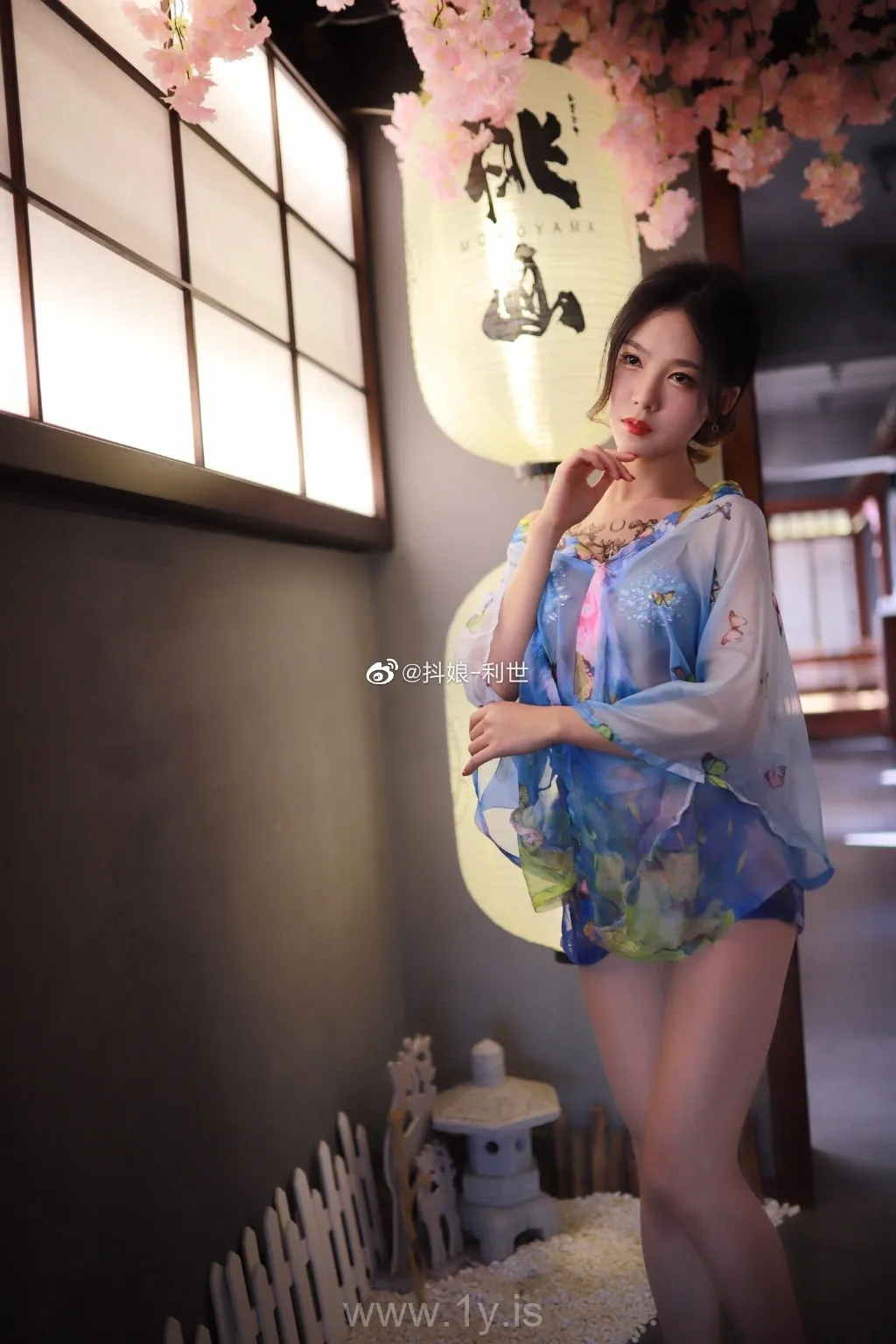 Lishi（抖娘利世） VOL.25 Nice-looking & Stunning Chinese Hottie 微博配图