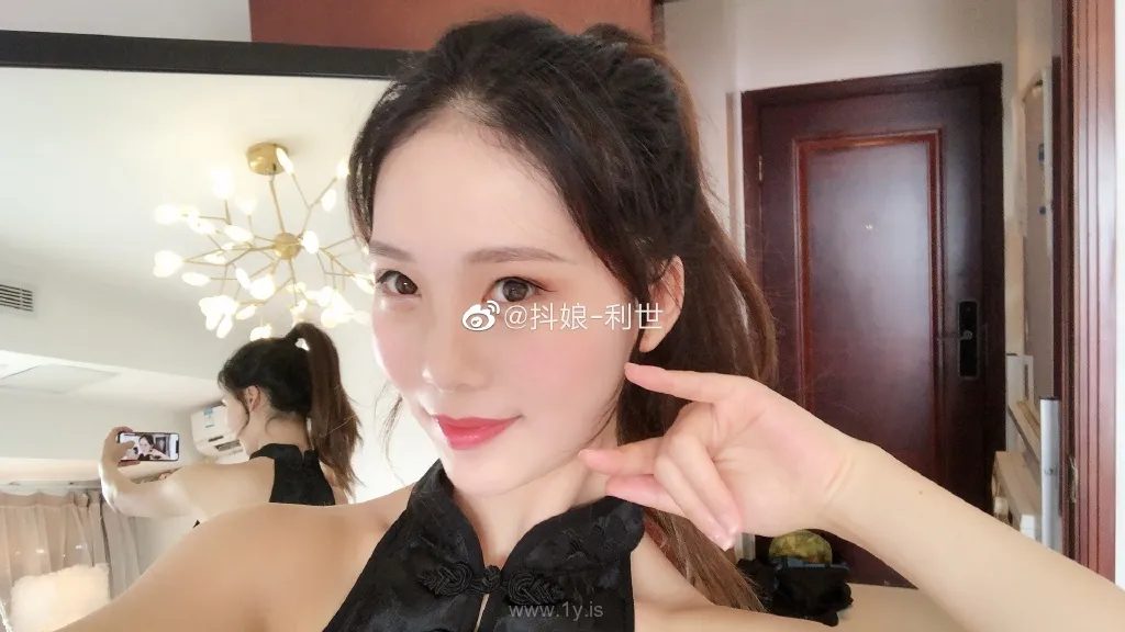 Lishi（抖娘利世） VOL.25 Nice-looking & Stunning Chinese Hottie 微博配图