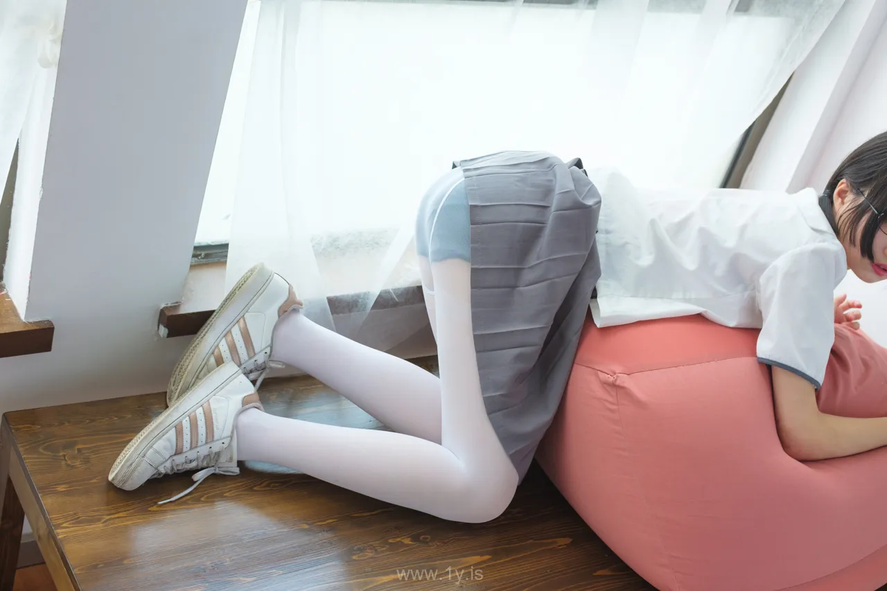 森萝财团 BETA-026 红色校服肉丝美足少女