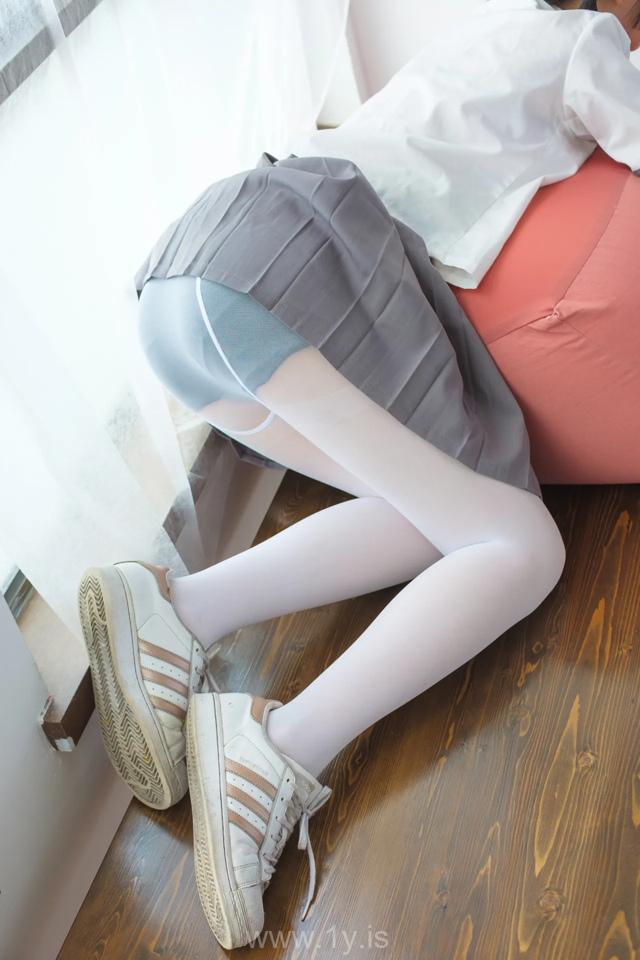 森萝财团 BETA-026 红色校服肉丝美足少女