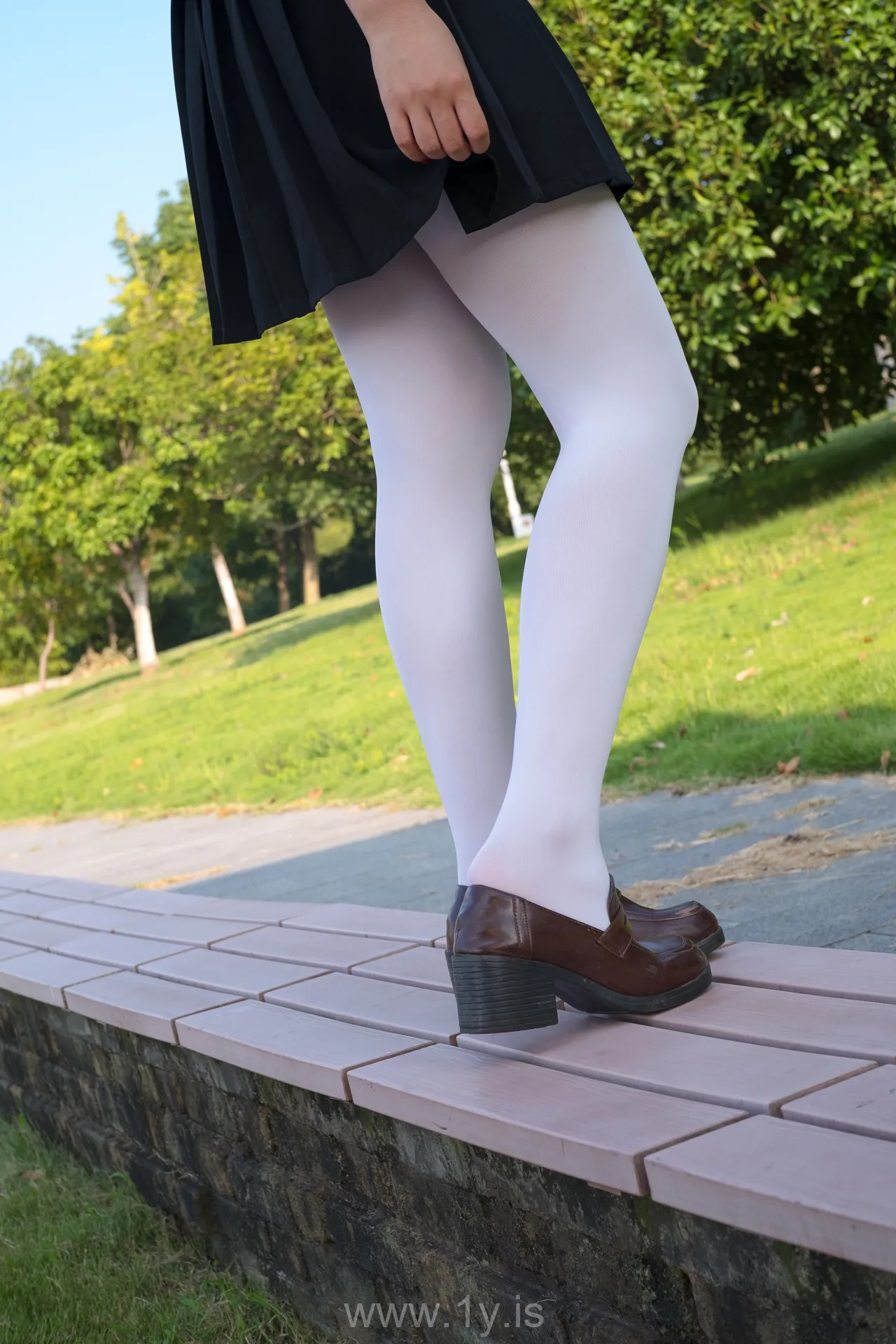 森萝财团 FREE-003 试拍外景-黑衣白丝