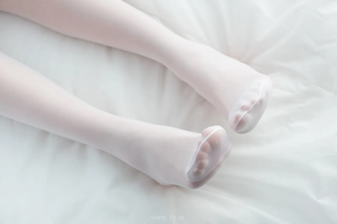 森萝财团 FREE-006 之前未公布的零散写真-白衣黑丝