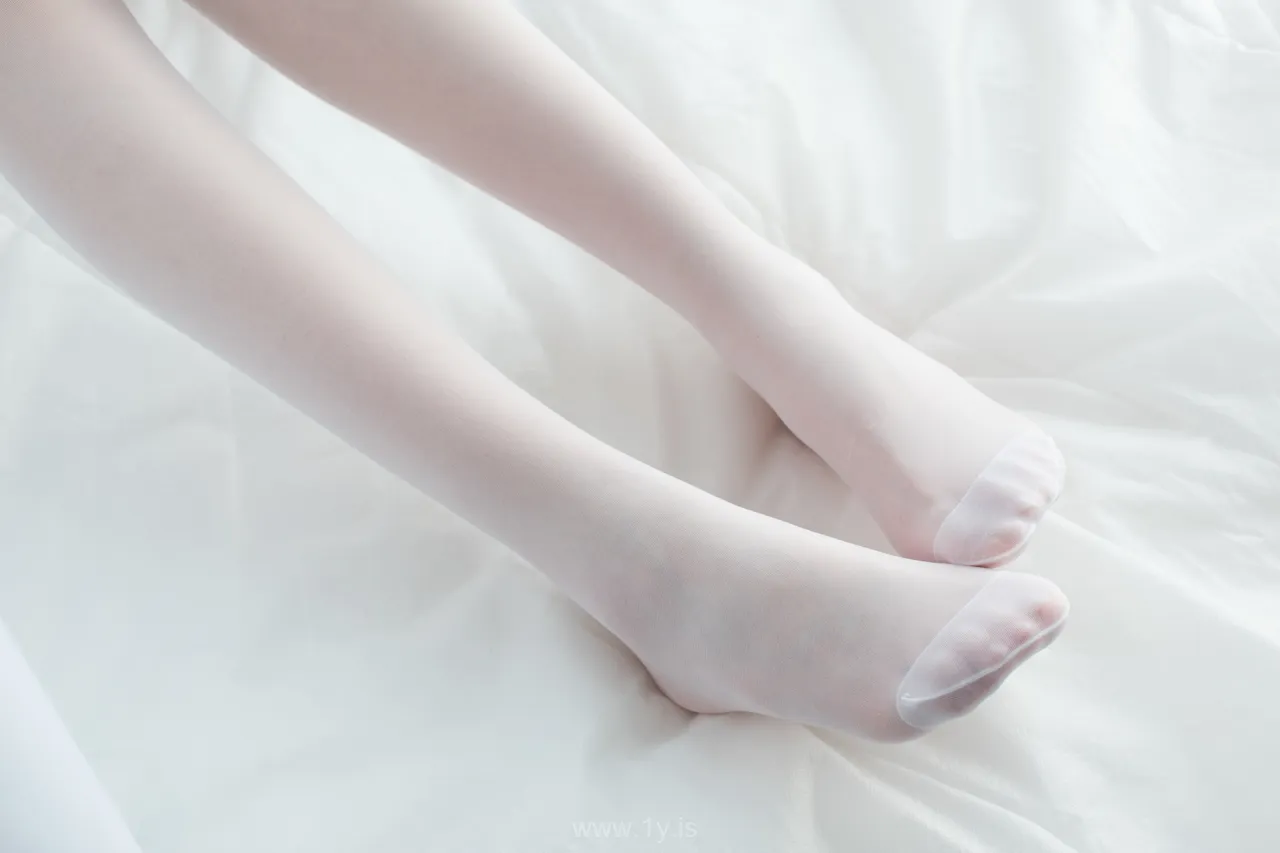 森萝财团 FREE-006 之前未公布的零散写真-白衣黑丝