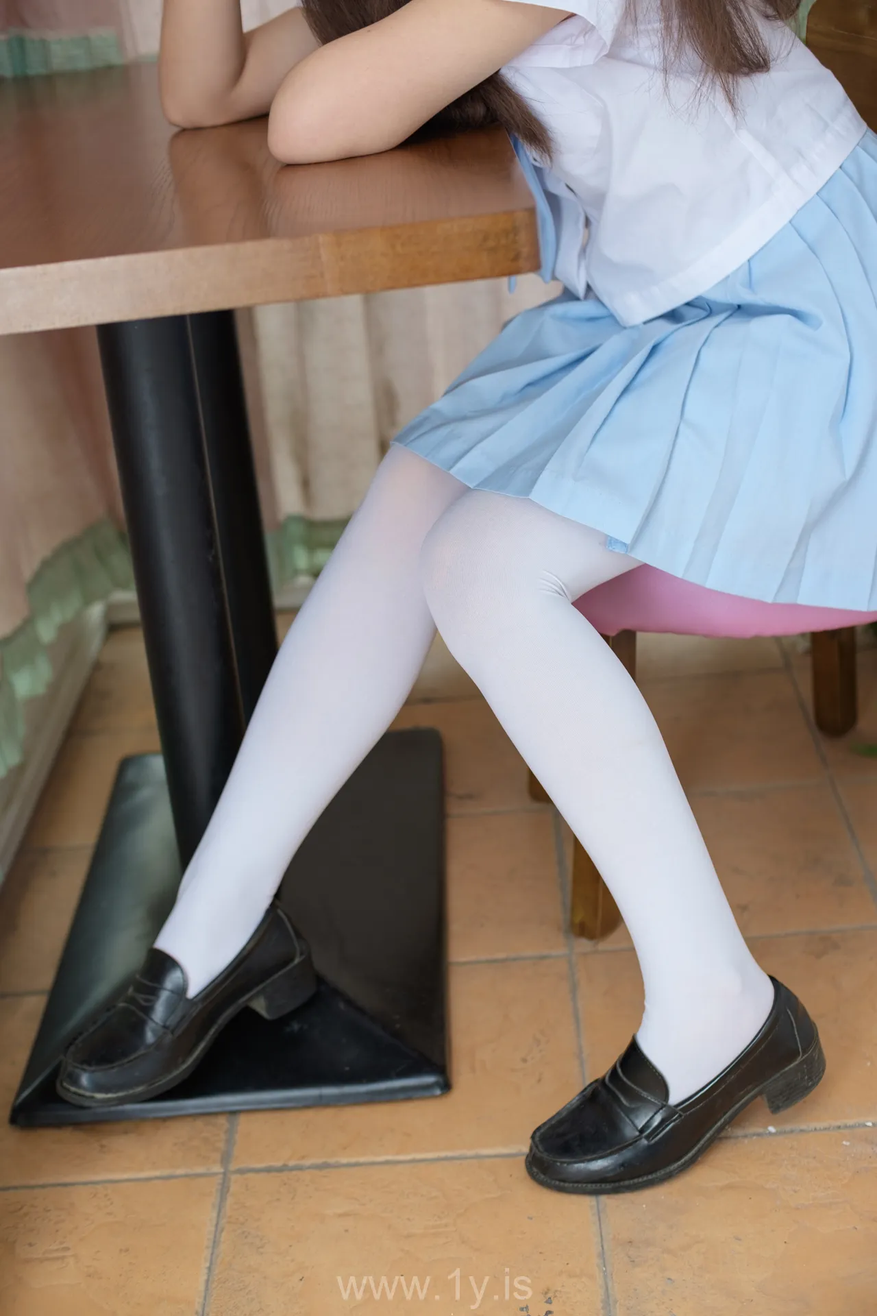 森萝财团 FREE-006 之前未公布的零散写真-白衣黑丝