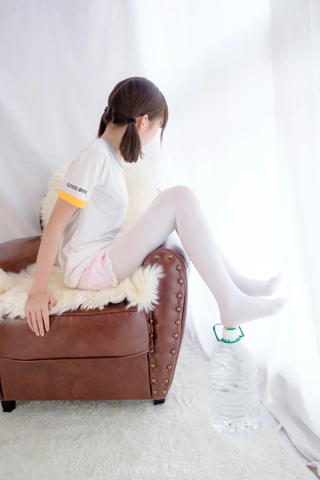 森萝财团 R15-015 白丝萝莉玩桶装水