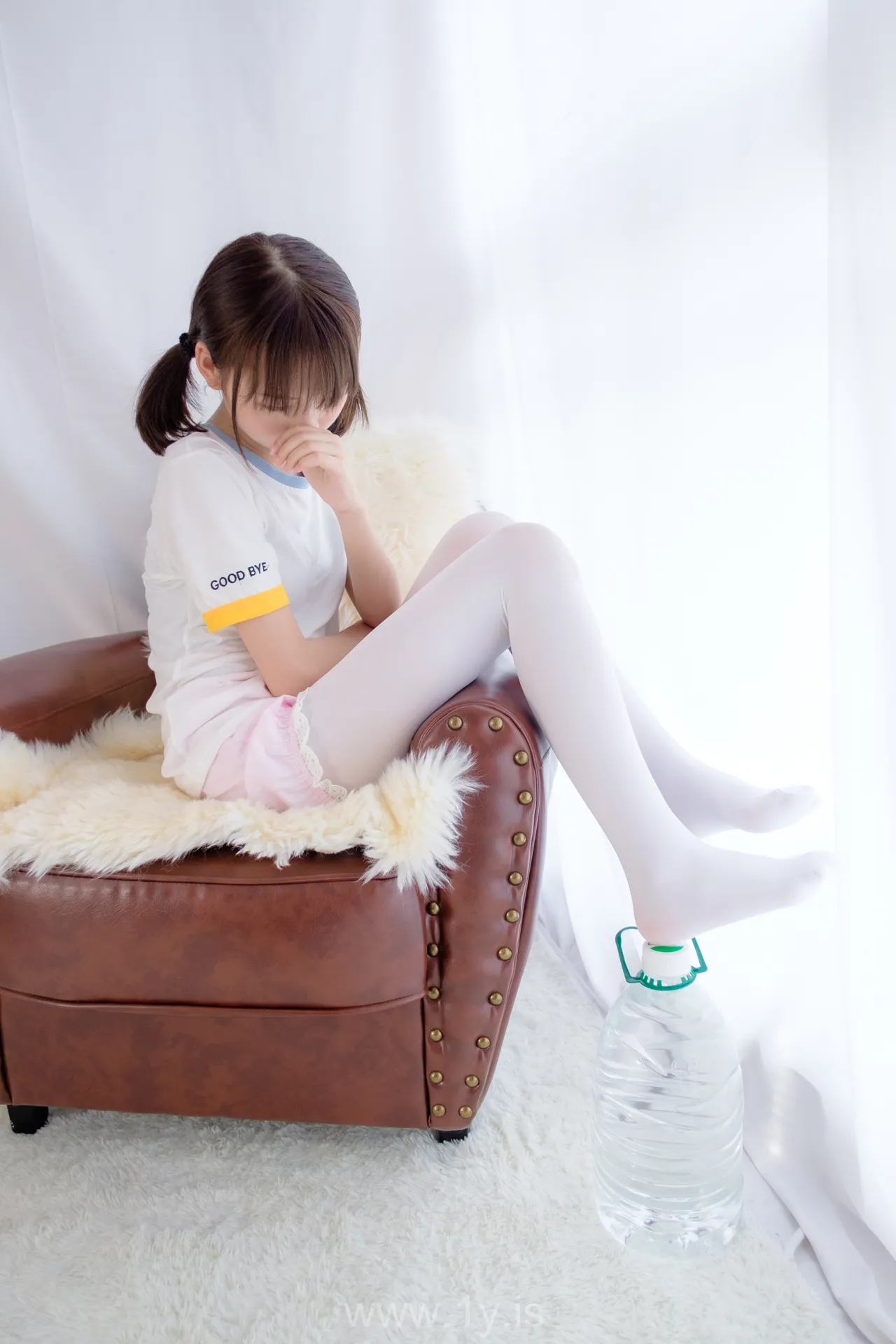 森萝财团 R15-015 白丝萝莉玩桶装水