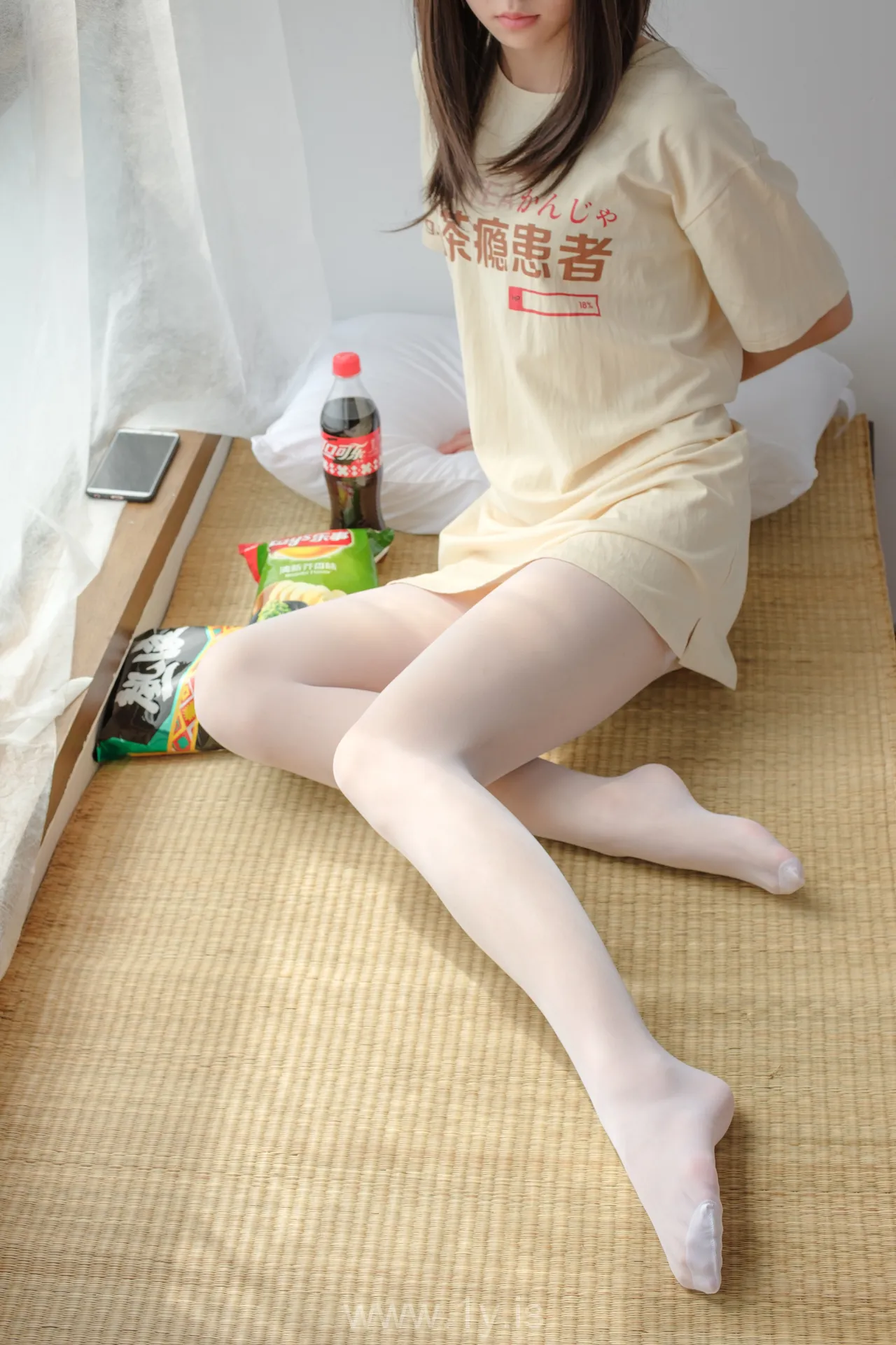 森萝财团 SSR-010 凉席上的白丝美足少女