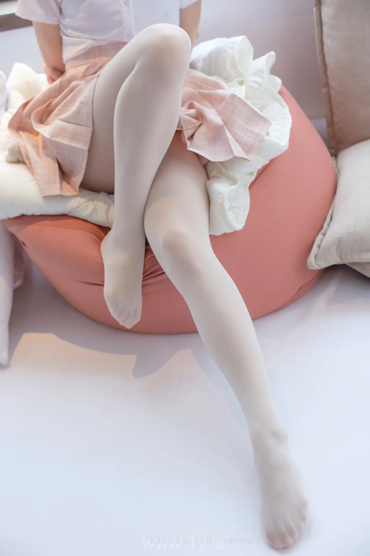 森萝财团 SSR-012 奶白超滑丝袜