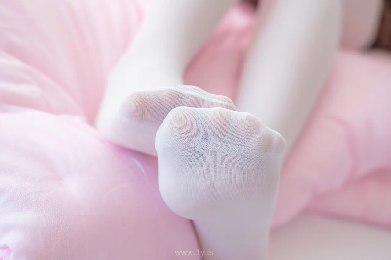 森萝财团 X-011 白丝少女的午休时间