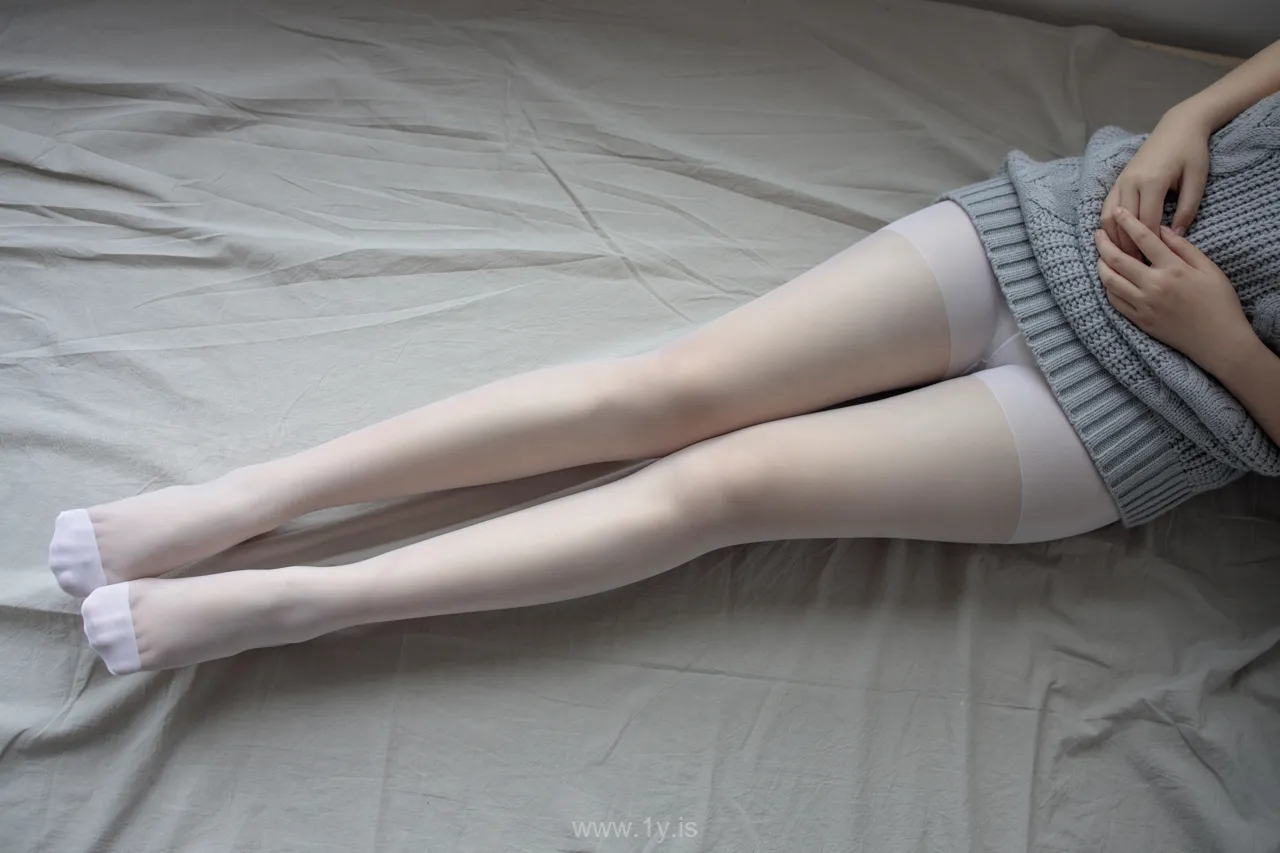 森萝财团 X-062 薄白丝露背毛衣