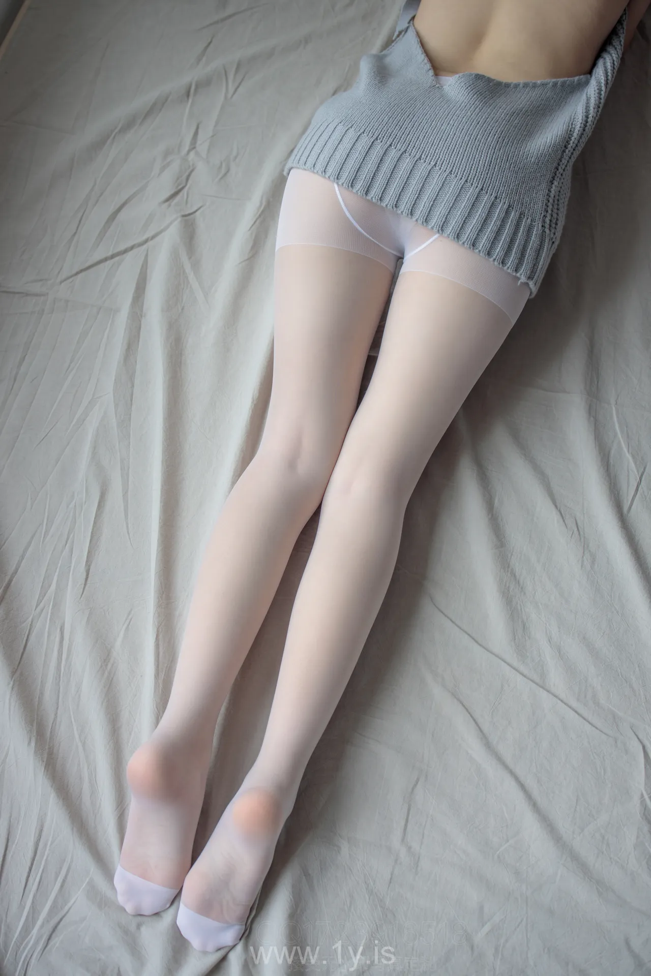 森萝财团 X-062 薄白丝露背毛衣