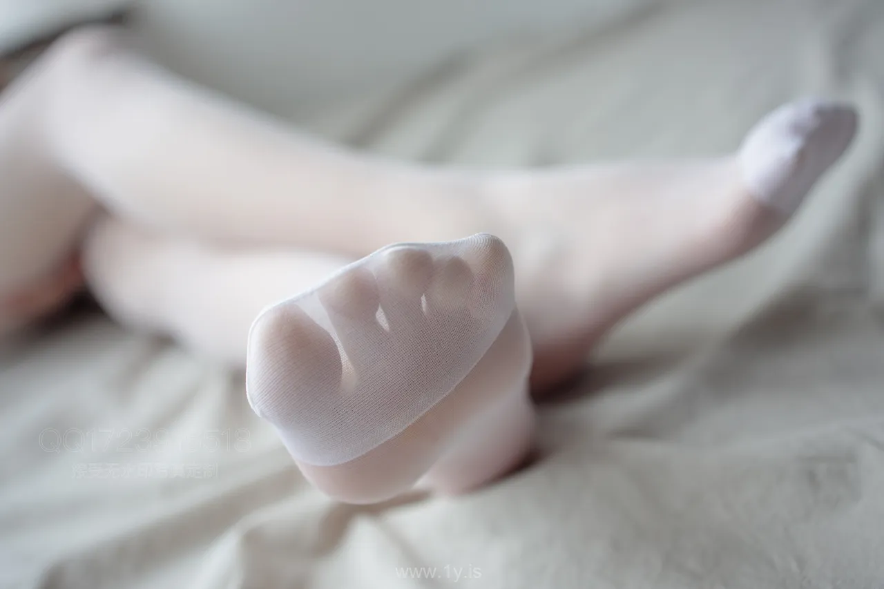 森萝财团 X-062 薄白丝露背毛衣