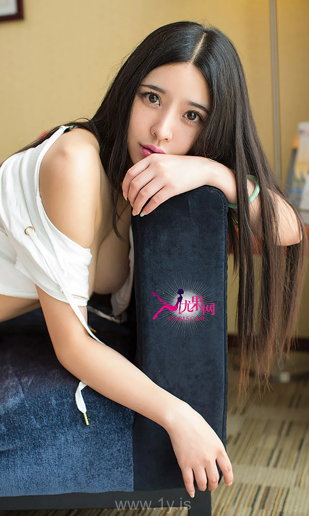 UGIRLS NO.081 Well-developed Chinese Babe 齐贝贝电眼教主