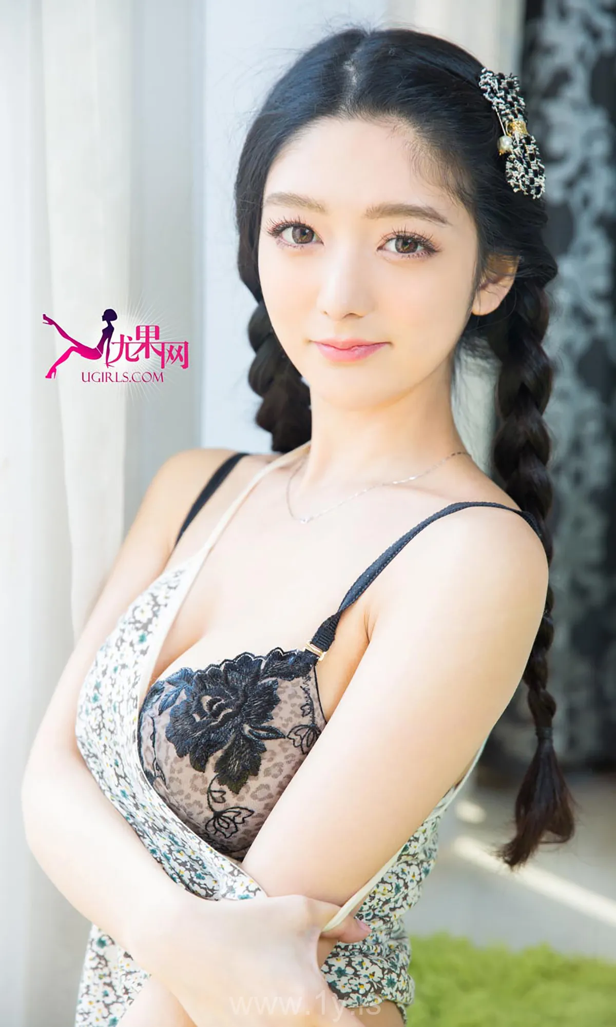 UGIRLS NO.288 Elegant & Attractive Chinese Women 小琪爱在明媚之春