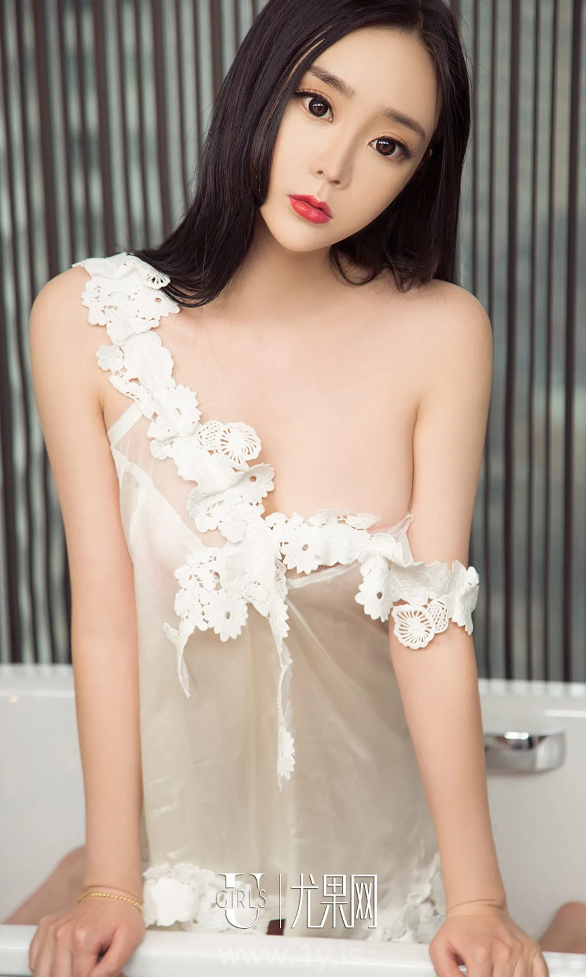 UGIRLS NO.1028 Slim Chinese Homebody Girl 艾米儿