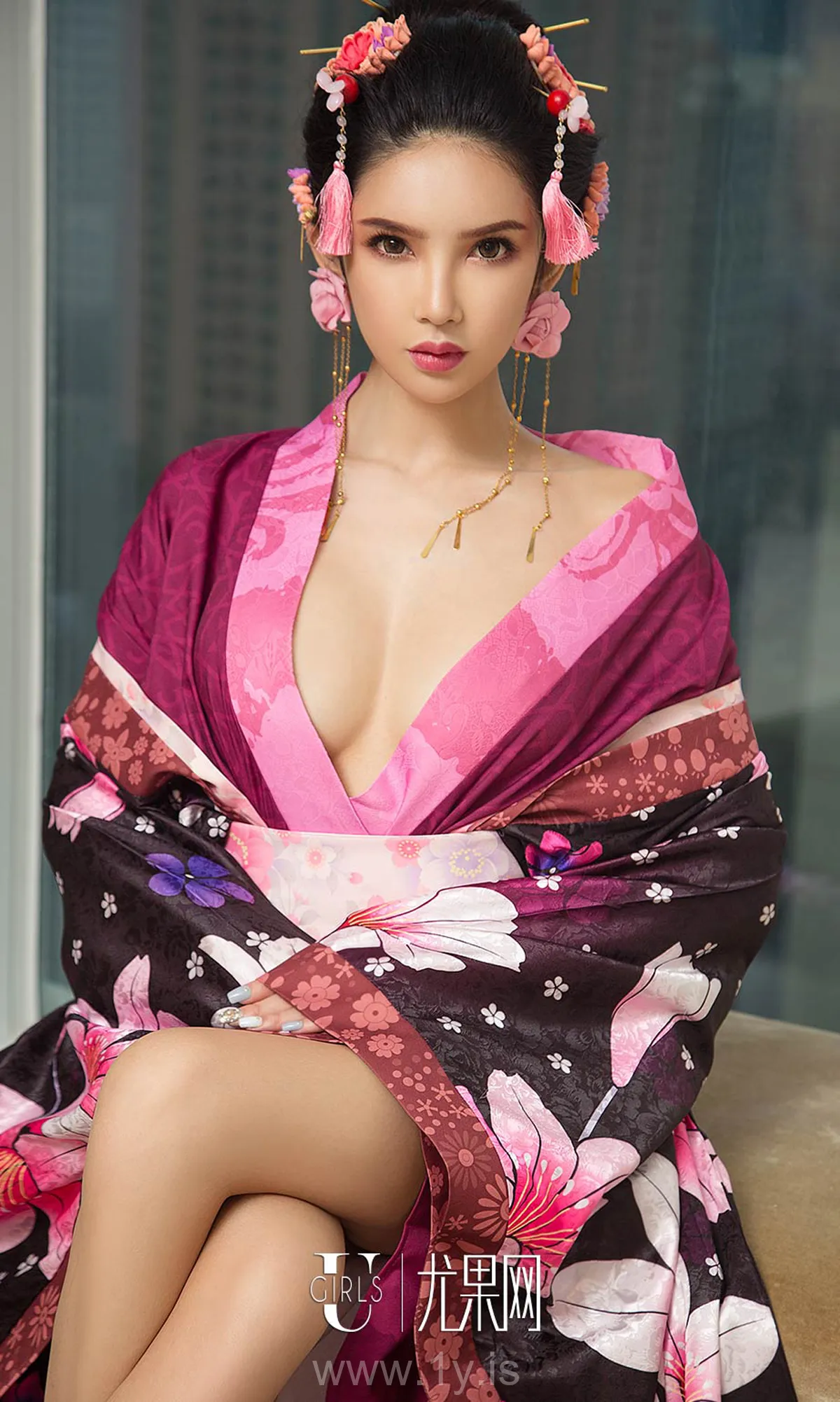 UGIRLS NO.1167 Graceful & Nice-looking Chinese Mature Princess 尤果制片人