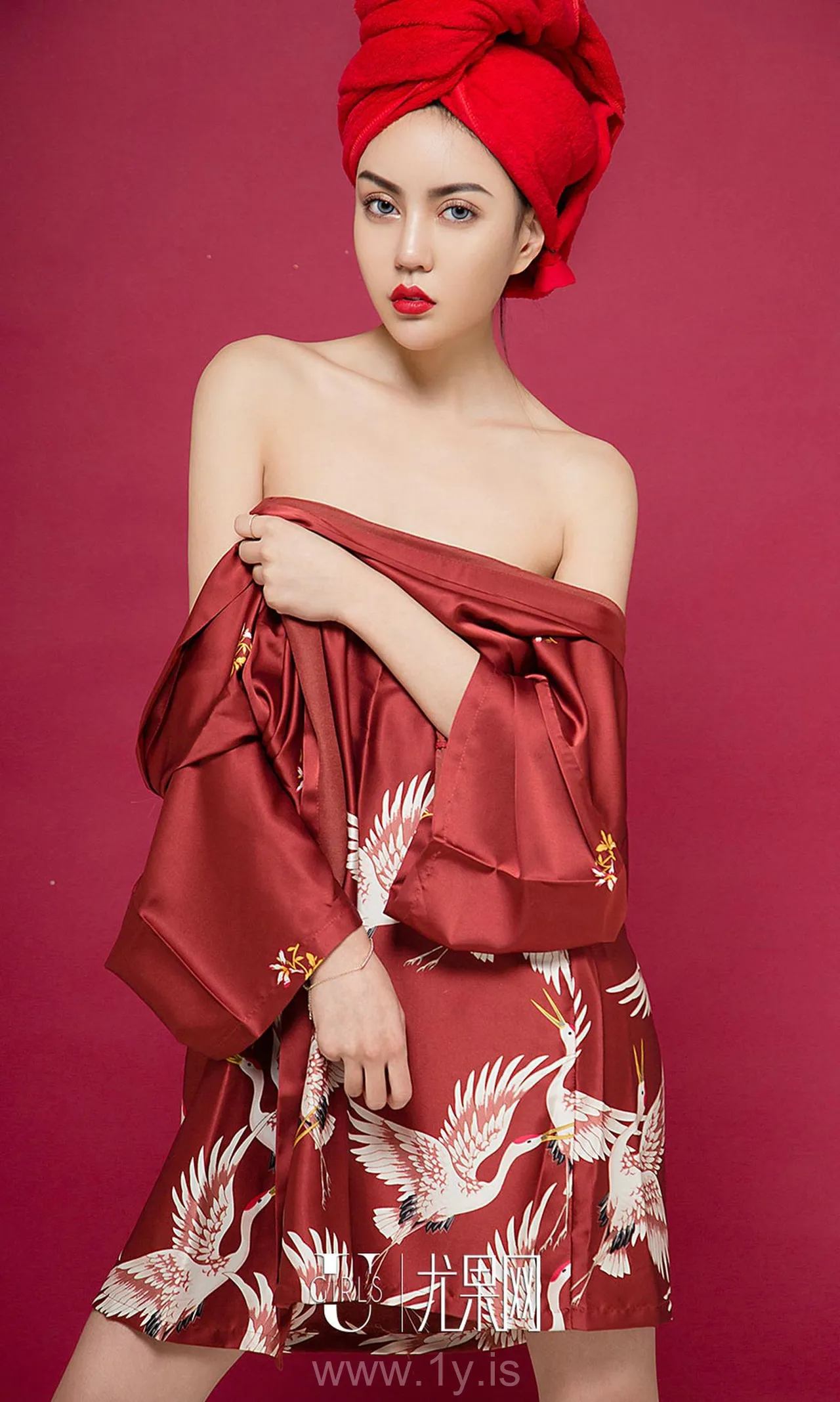 UGIRLS NO.1368 Refined & Breathtaking Chinese Women 明娜嗨玩少女