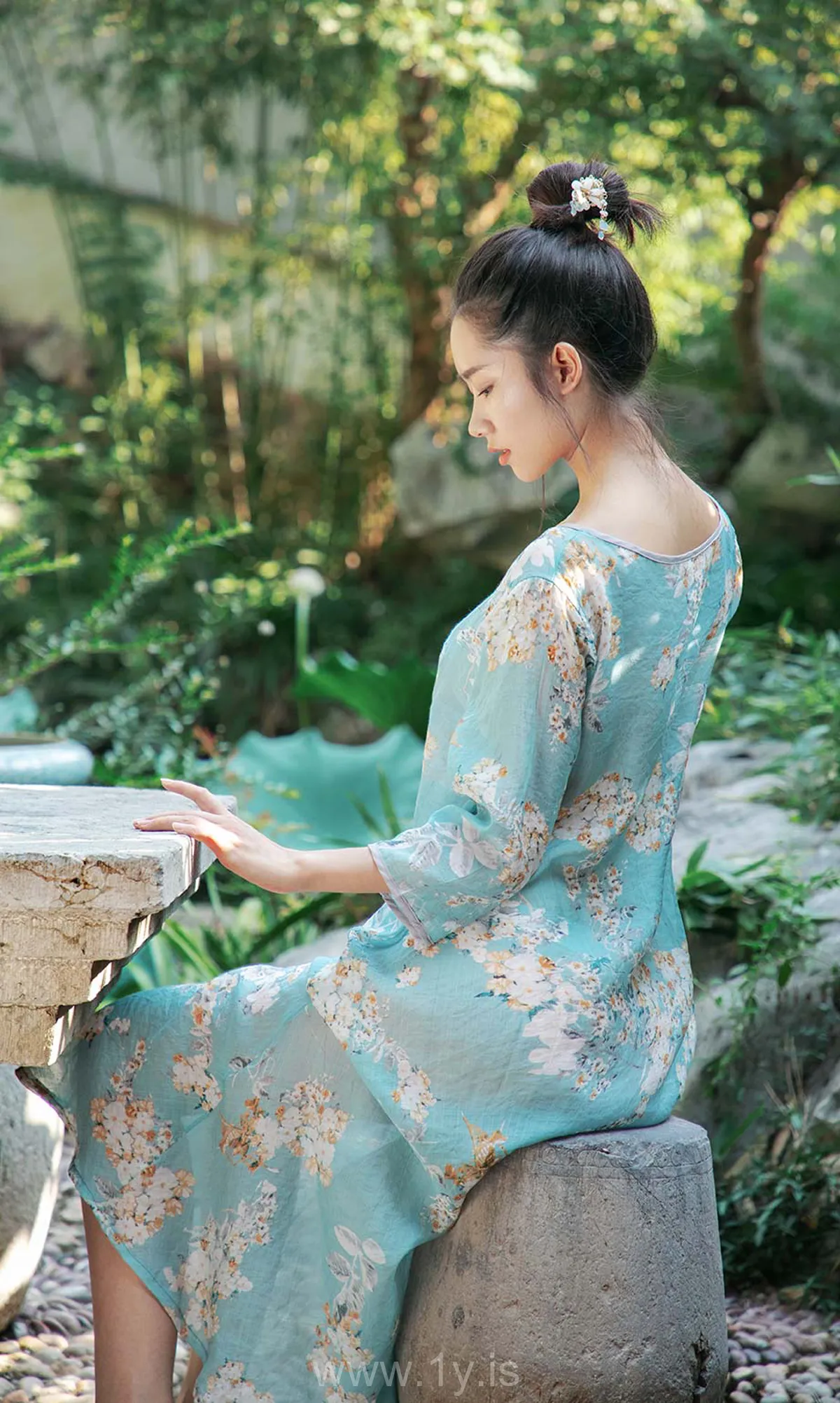 UGIRLS NO.1576 Elegant & Trendy Chinese Teen 方子萱