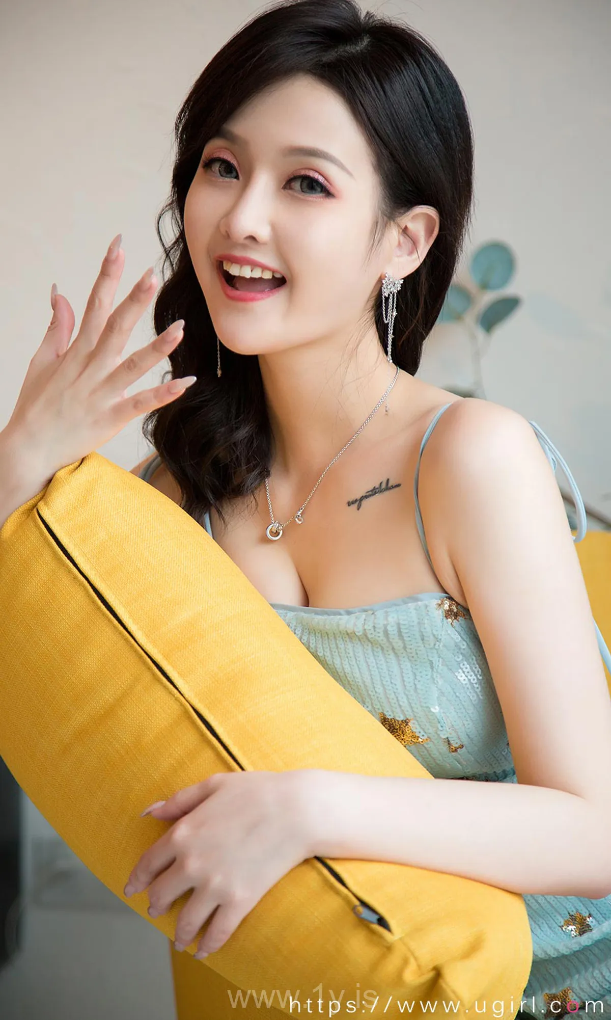 UGIRLS NO.1751 Good-looking & Stylish Chinese Model 邻家甜姐儿露儿