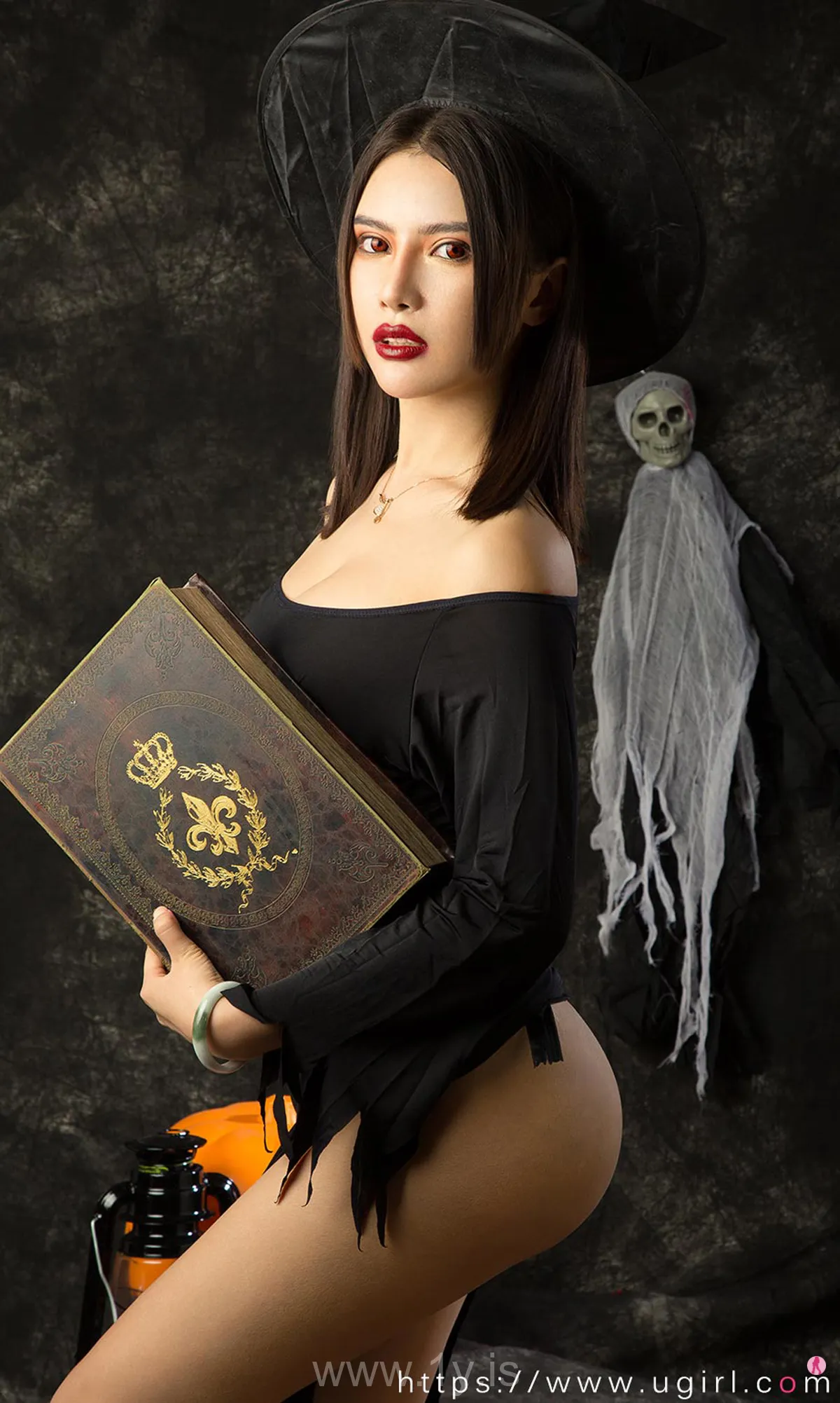 UGIRLS NO.1947 Lively Chinese Chick 万圣魅影Angela楚楚