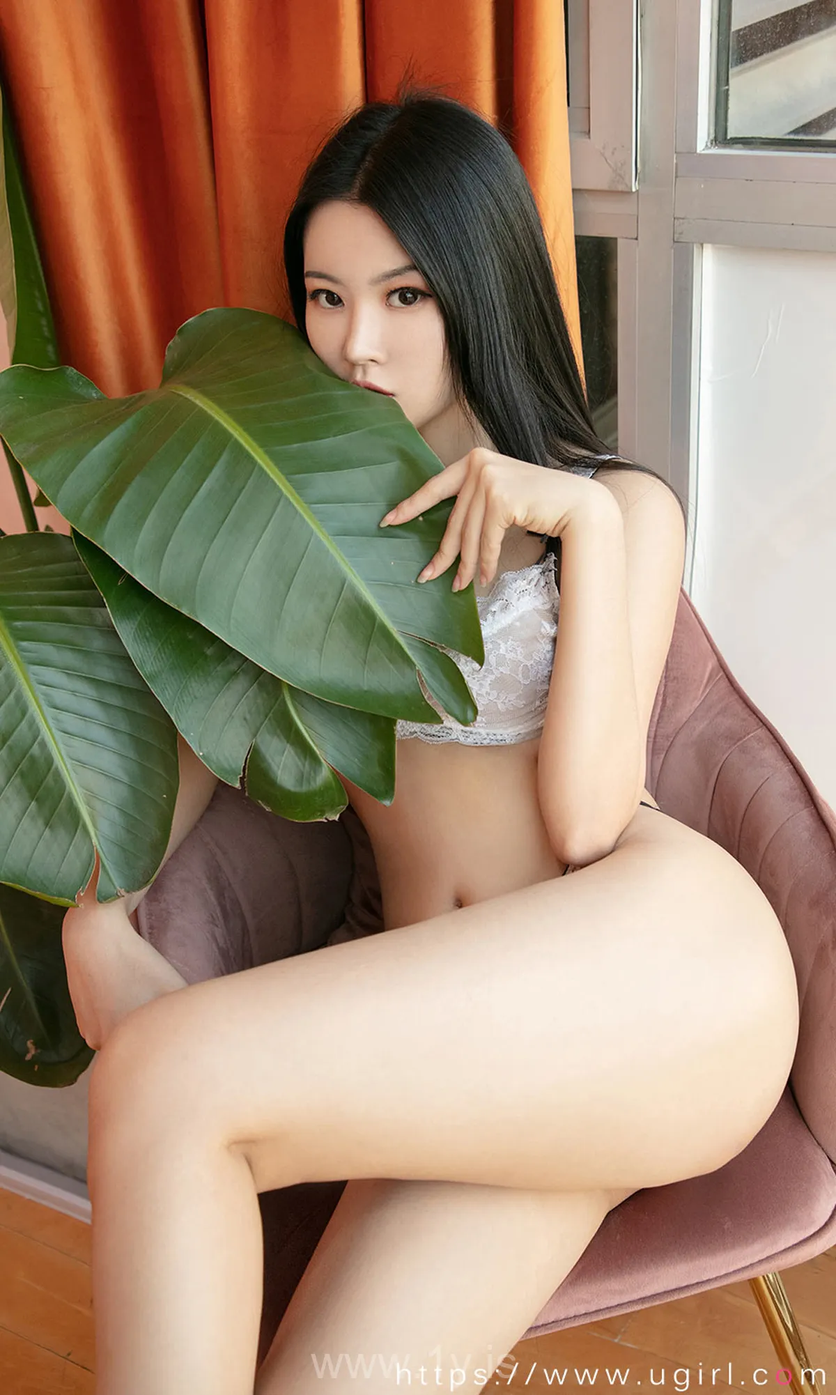 UGIRLS NO.2027 Gorgeous & Elegant Chinese Homebody Girl 夏夏怀春观夏