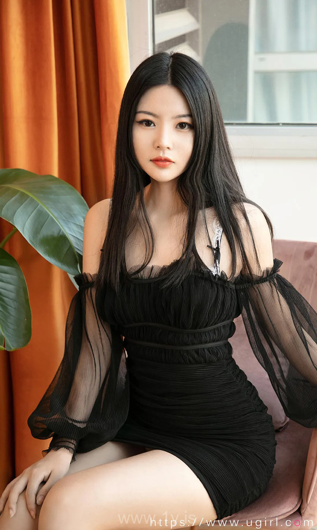 UGIRLS NO.2027 Gorgeous & Elegant Chinese Homebody Girl 夏夏怀春观夏