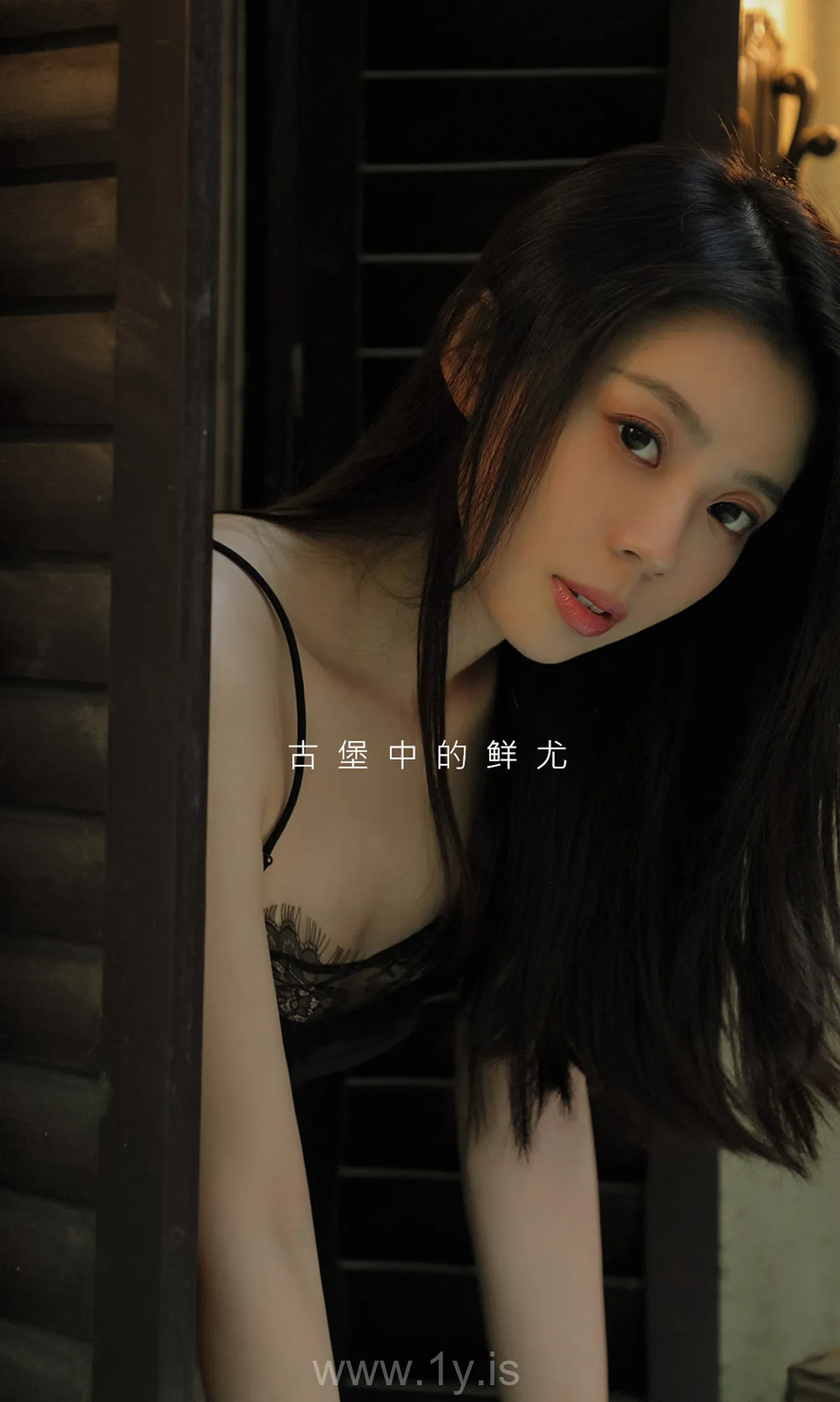 UGIRLS NO.2033 Extraordinary & Pretty Chinese Hottie 言沫古堡少女