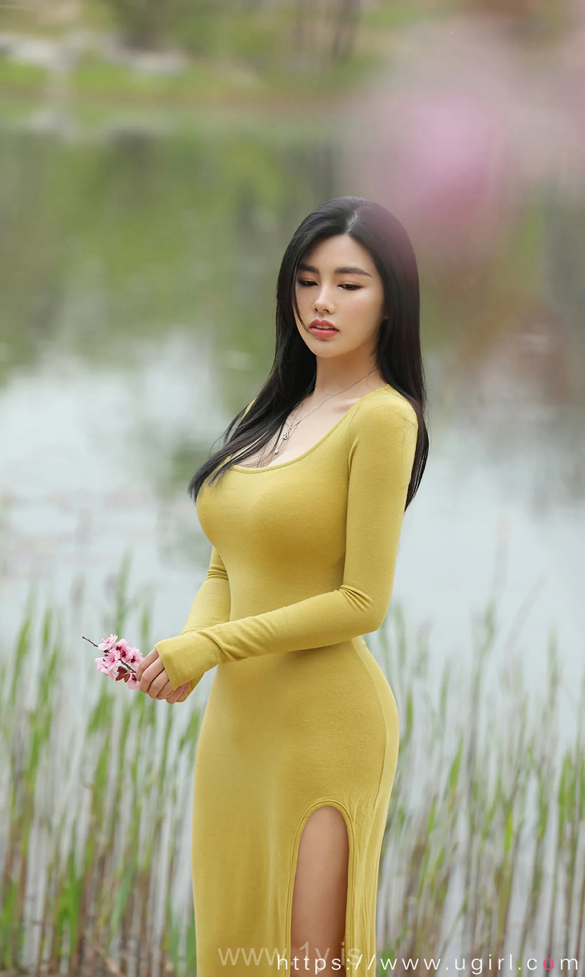 UGIRLS NO.2074 Knockout & Pretty Chinese Women 娜露赏春