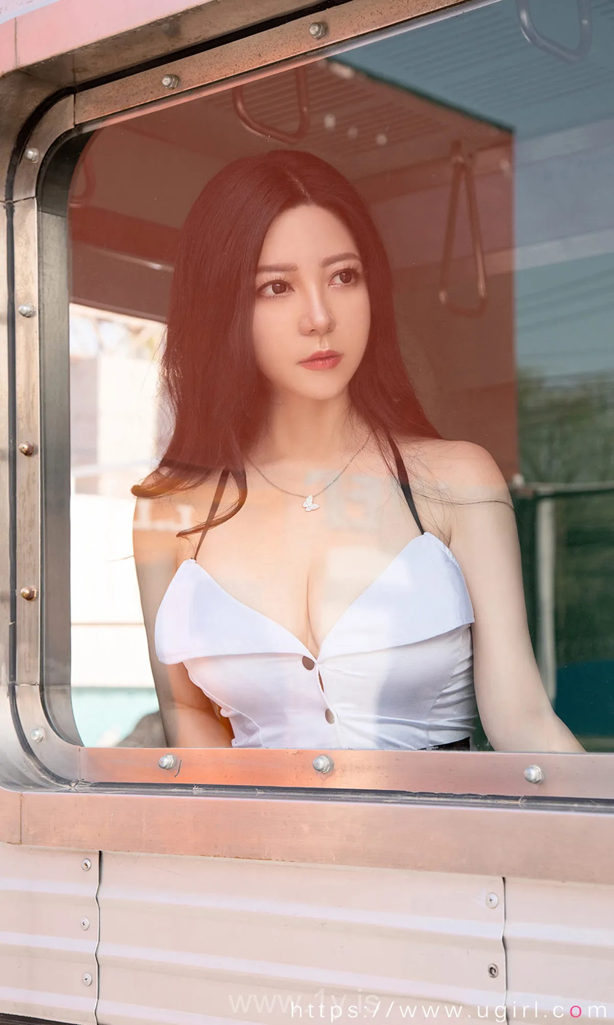 UGIRLS NO.2075 Gorgeous Chinese Model lulu暧昧车厢