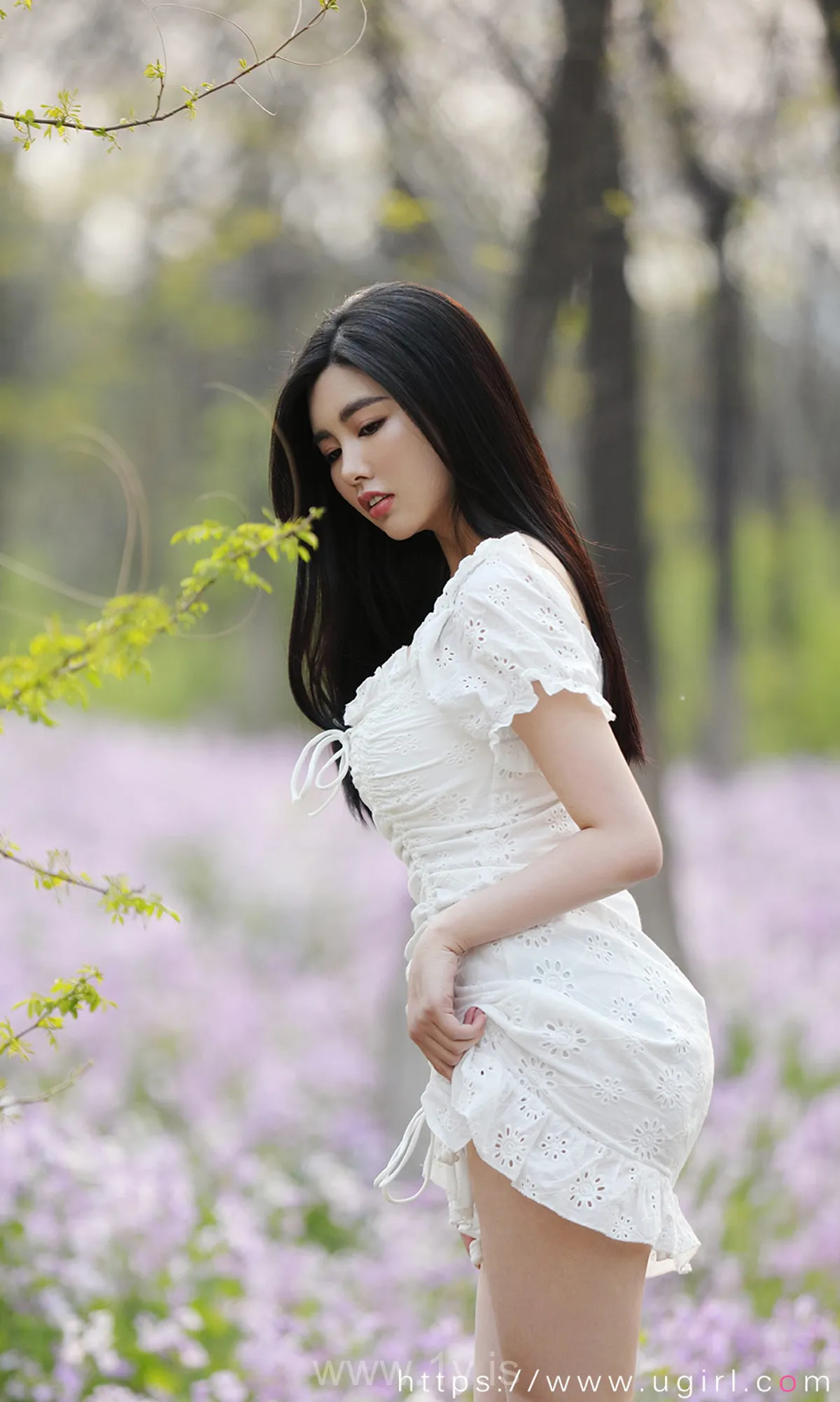 UGIRLS NO.2098 Appealing & Quiet Chinese Teen 娜露露天诱惑