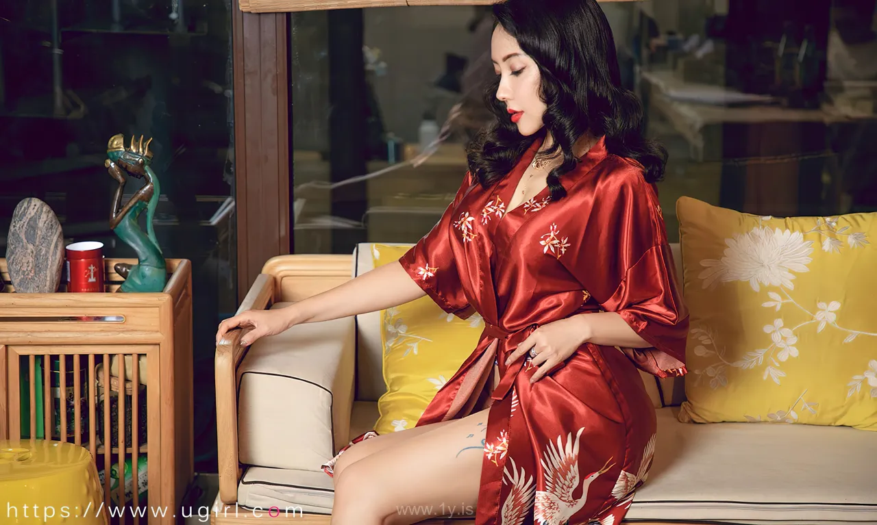 UGIRLS NO.2288 Fair & Knockout Chinese Peri 果儿樱落甜情