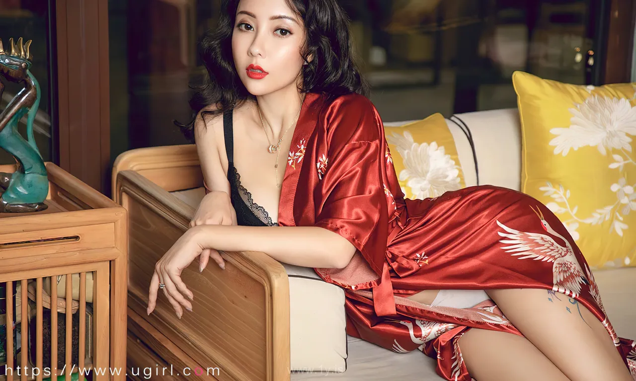 UGIRLS NO.2288 Fair & Knockout Chinese Peri 果儿樱落甜情