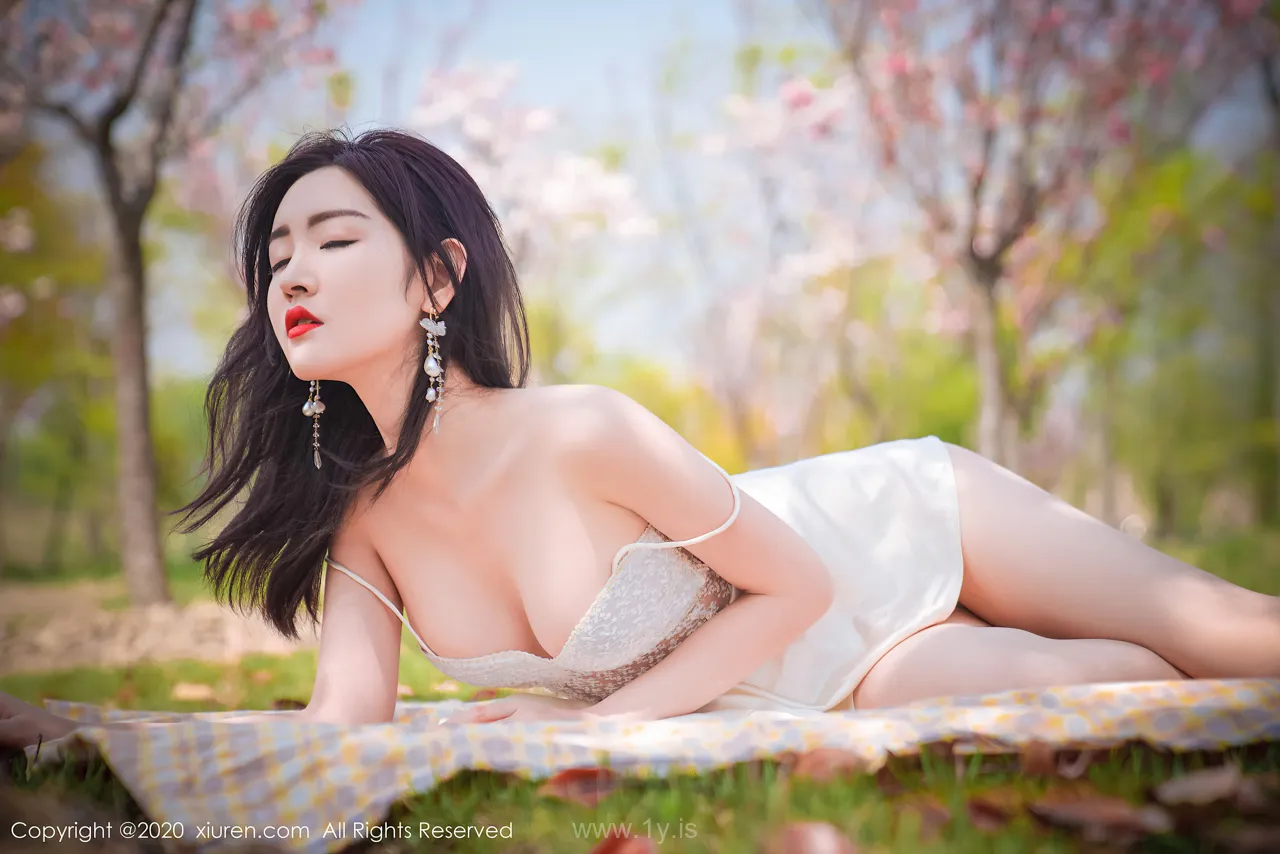 UGIRLS NO.2297 Appealing & Sexy Chinese Hottie 沈梦瑶花海美女
