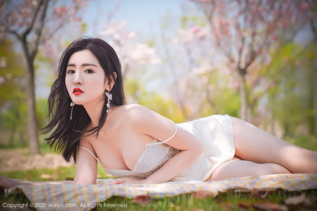 UGIRLS NO.2297 Appealing & Sexy Chinese Hottie 沈梦瑶花海美女