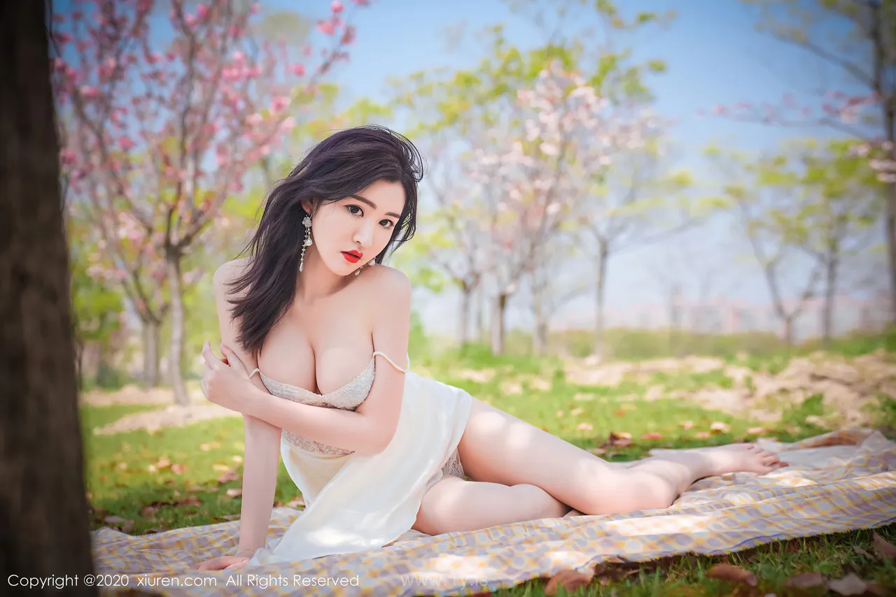 UGIRLS NO.2297 Appealing & Sexy Chinese Hottie 沈梦瑶花海美女