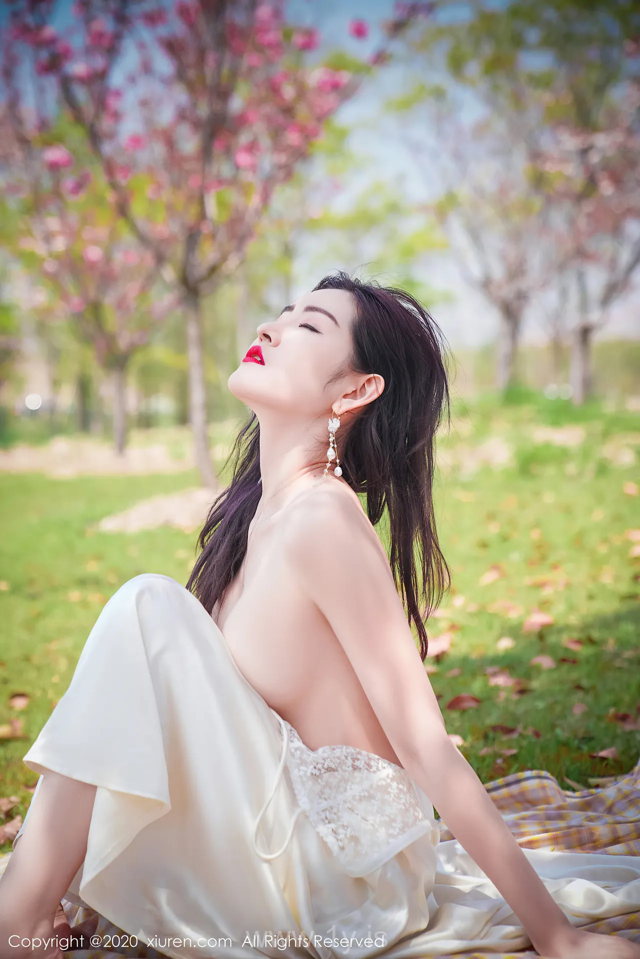 UGIRLS NO.2297 Appealing & Sexy Chinese Hottie 沈梦瑶花海美女