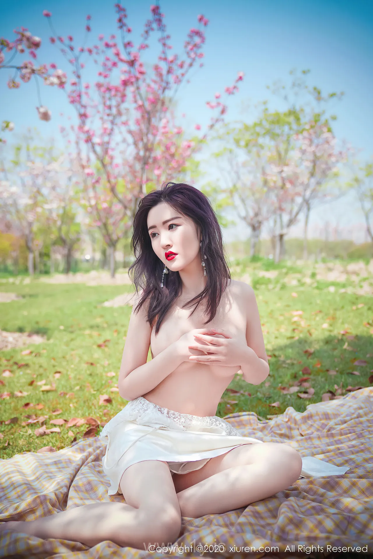 UGIRLS NO.2297 Appealing & Sexy Chinese Hottie 沈梦瑶花海美女