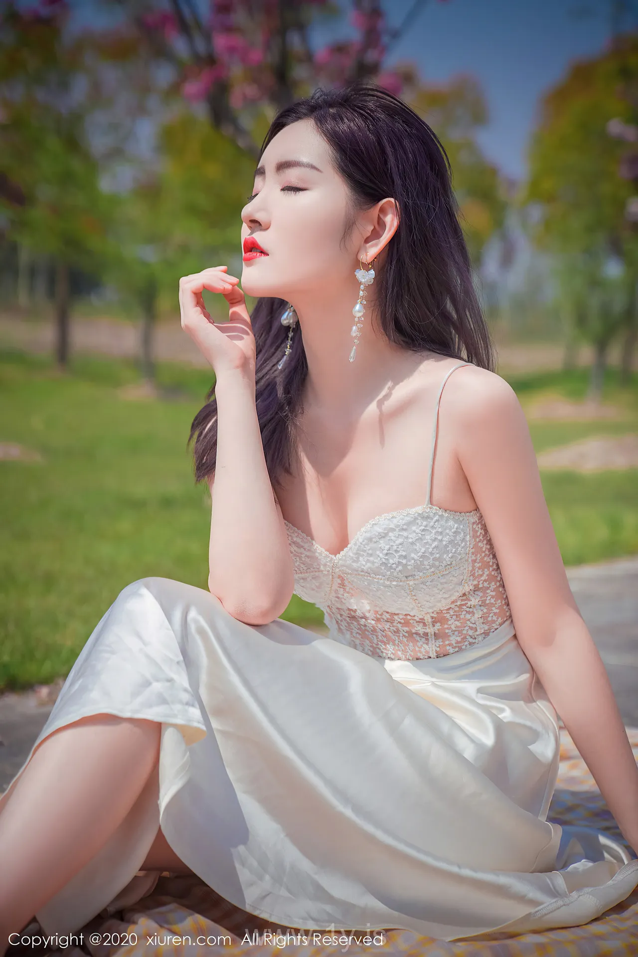 UGIRLS NO.2297 Appealing & Sexy Chinese Hottie 沈梦瑶花海美女