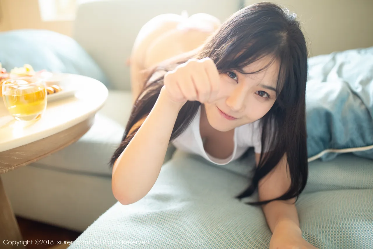 XIUREN(秀人网) NO.1280 Slender & Exquisite Asian Homebody Girl 徐微微mia