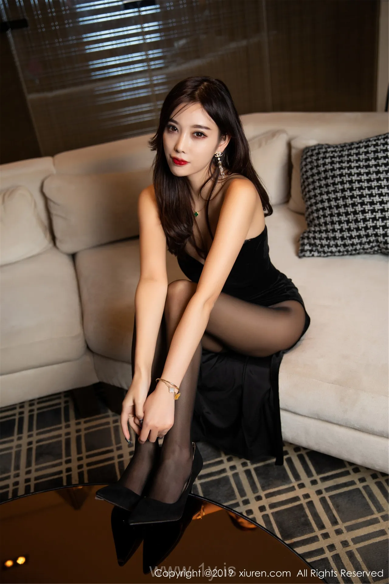 XIUREN(秀人网) NO.1483 Breathtaking & Appealing Asian Beauty 杨晨晨sugar