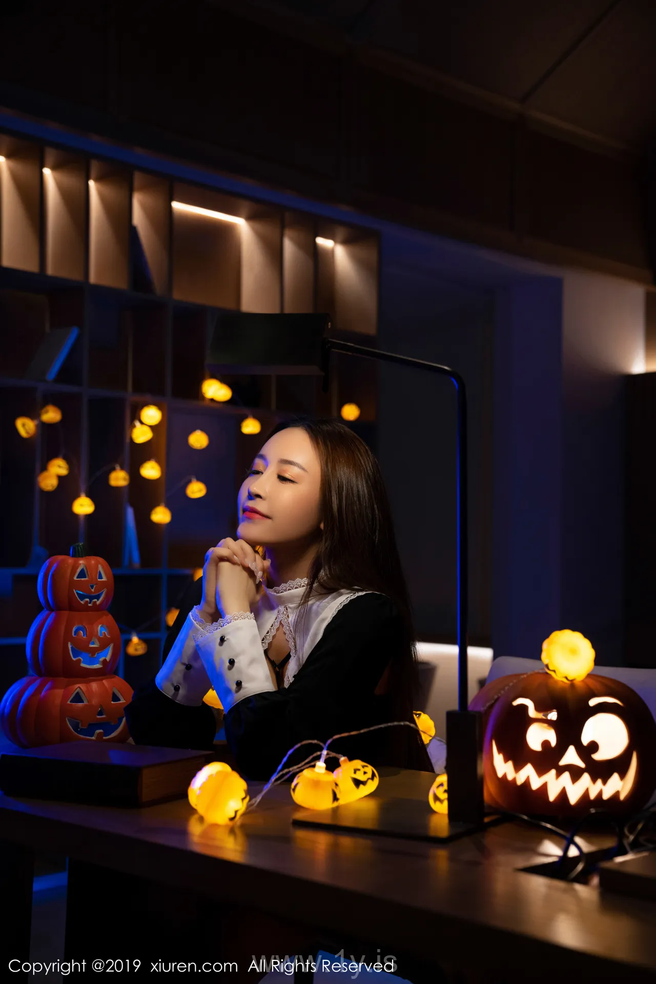 XIUREN(秀人网) NO.1802 Fashionable Chinese Chick 周井空